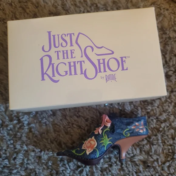 COPY - Vintage Just the Right Shoe - Versailles #25021 (1999) - Picture 3 of 3